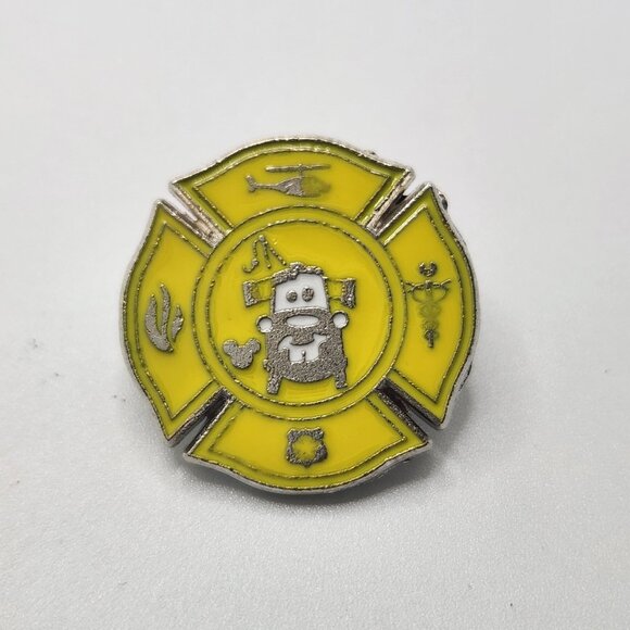 Disney Pin Cars Mater's Junkyard Jamboree Signs Rescue Squad Trading Pin 2014 - Picture 1 of 3